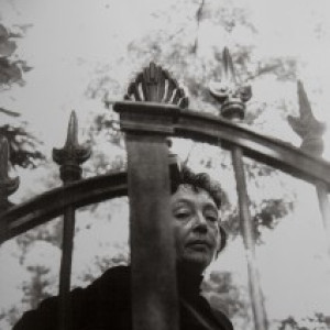 Marguerite Duras devant les grilles de Platier (Photo Janick Ducot, 1965)